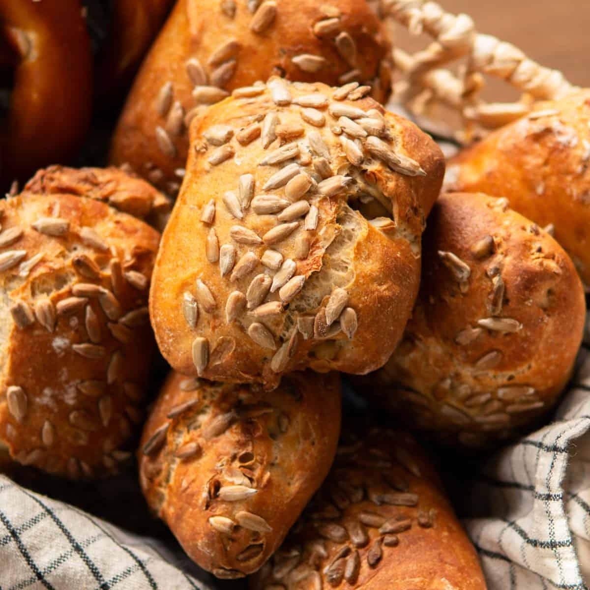 Br tchen German Rolls With Sunflower Seeds Dirndl Kitchen Br tchen German Rolls With Sunflower Seeds Dirndl Kitchen