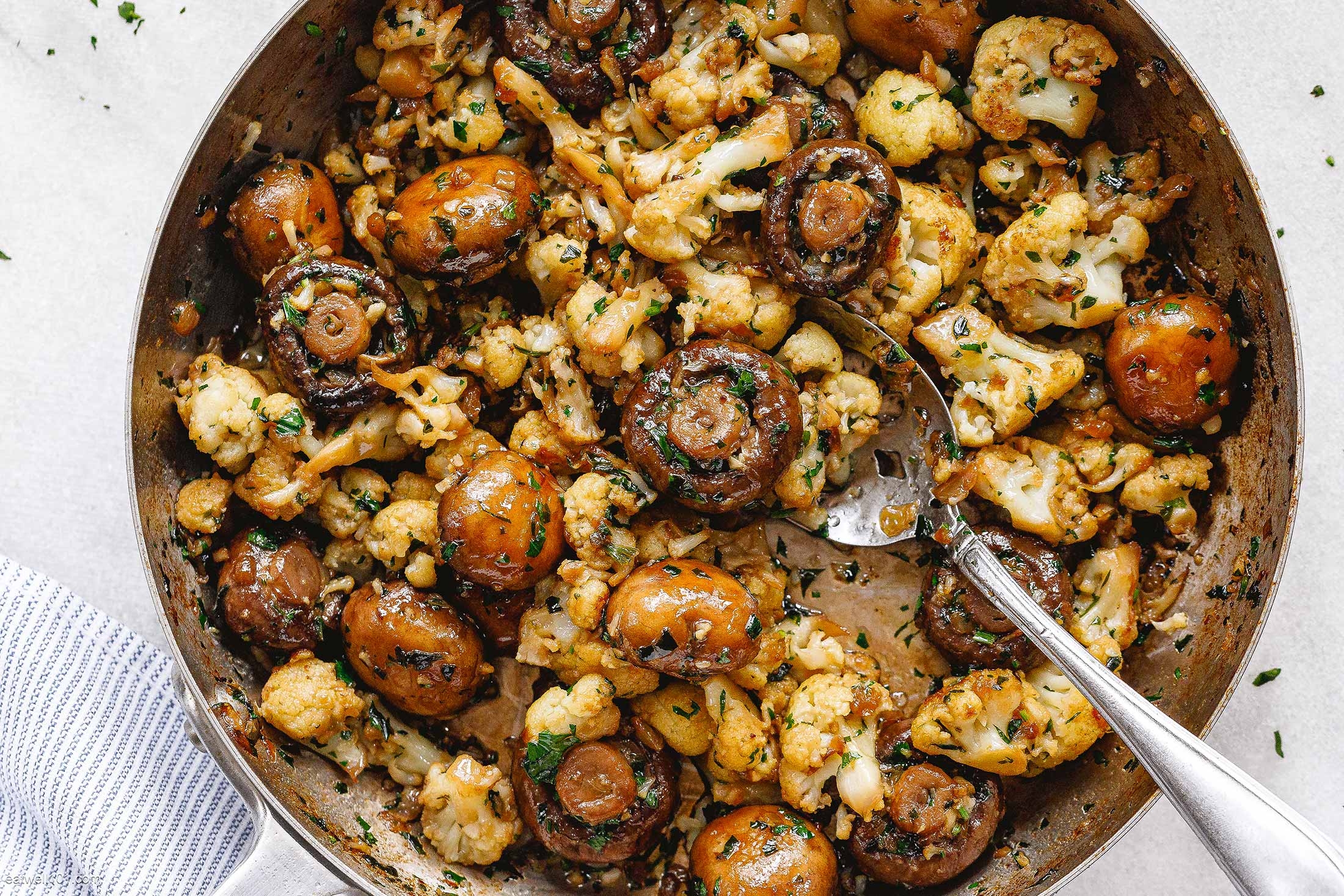 Garlic Mushrooms Cauliflower Skillet Recipe Mushrooms Cauliflower Recipe Eatwell101